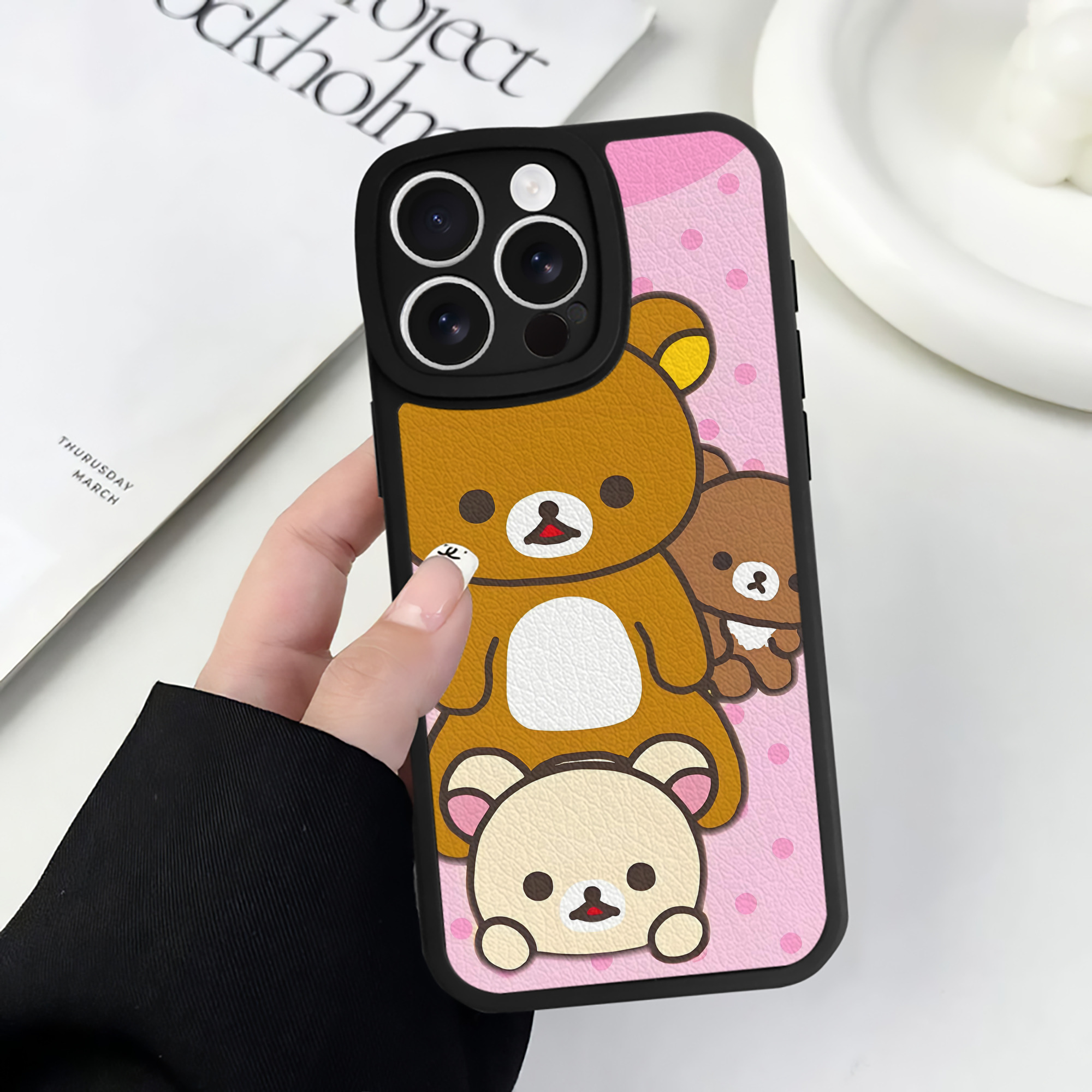 （画像用） リラックマ リラックマ キイロイトリ Rilakkuma Korilakkuma Kiiroitori 【iPhone 16シリーズ対応】シリコンスマホケース（レザー調） 材質：シリコン